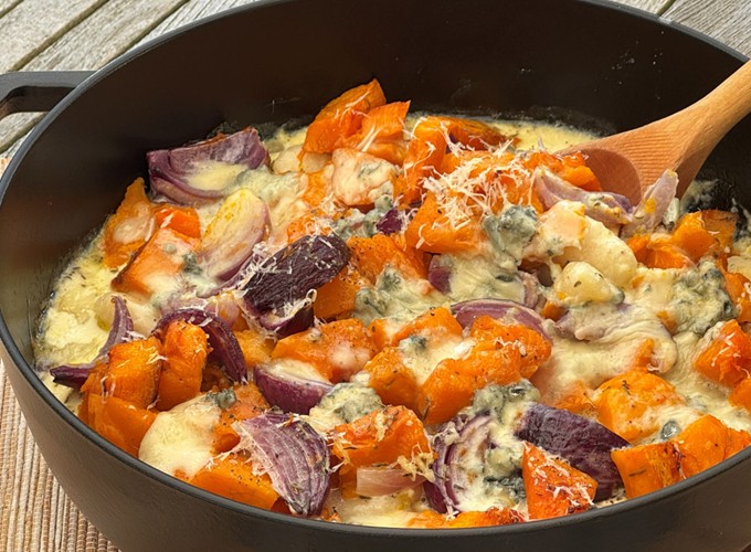 Gusseiserne Pfanne mit überbackenen Gnocchi und Kürbis