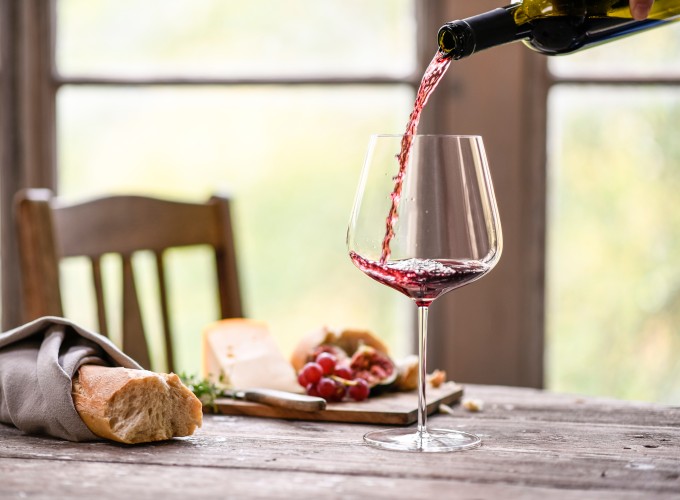 Glas Pinot Noir aus Neuseeland neben Käseplatte